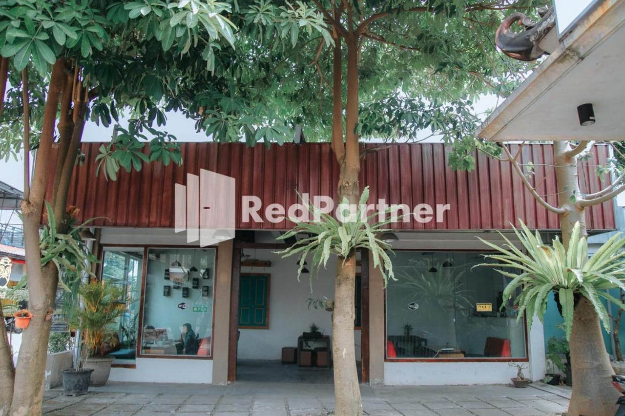 Hotel Flamboyan Asri Syariah Mitra Reddoorz Near Kampung Inggris Pare Exterior foto