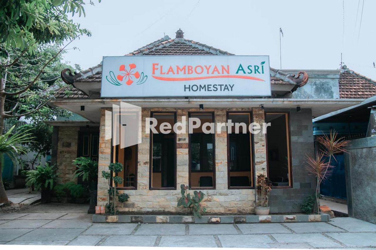 Hotel Flamboyan Asri Syariah Mitra Reddoorz Near Kampung Inggris Pare Exterior foto
